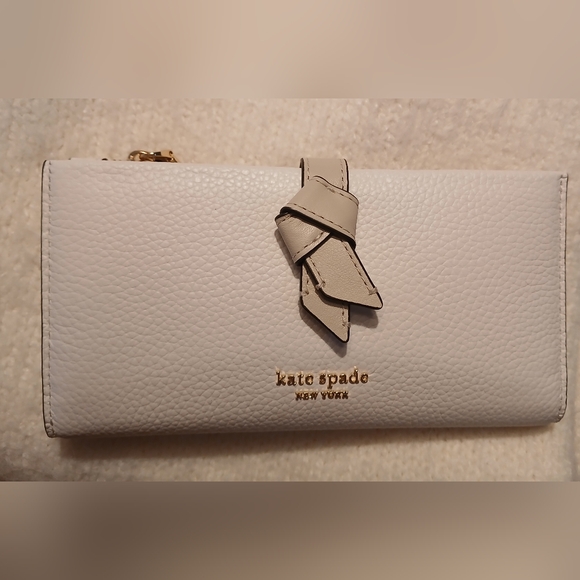 kate spade Handbags - Kate Spade NWT Light Cream Pebble  Leather Wallet with Knott Accent KH174